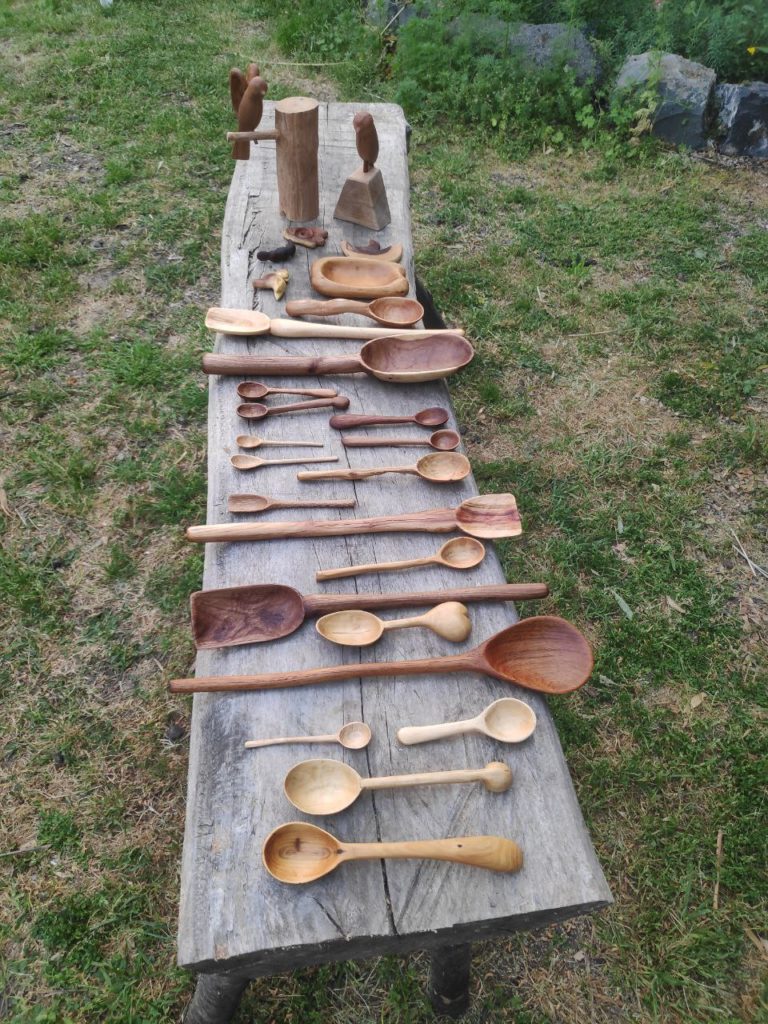 Wooden spoons and birds
